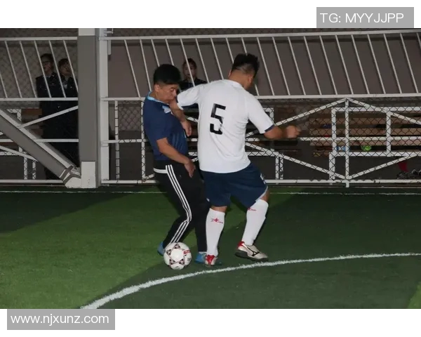 偶遇足球明星老头在公园踢球的视频引发热议与感动