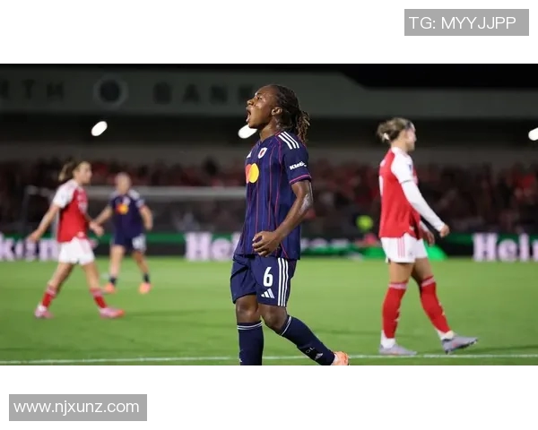 街头风尚与足球魅力交融足球明星的时尚夹包街拍瞬间