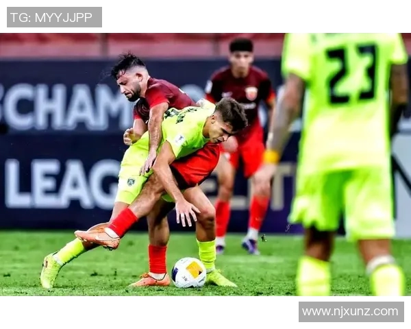 足球明星精彩瞬间撞向门柱引发热议视频回顾与分析