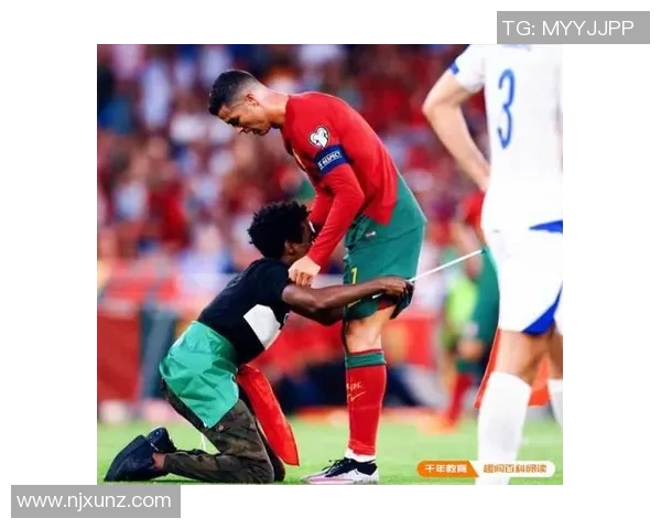 欧冠赛场惊现奇葩事件球迷冲入场内强抢C罗球衣